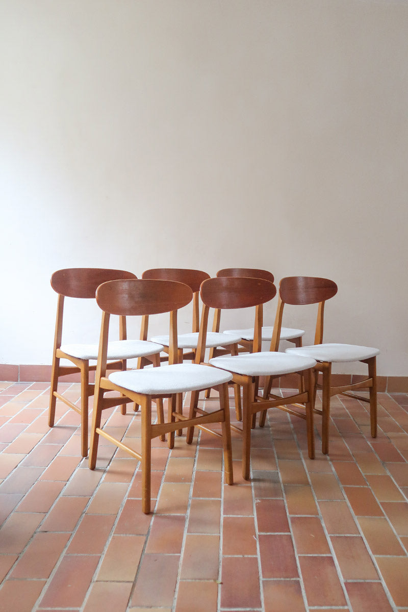 Six chaises scandinaves en hêtre et dossier teck, fabrication danoise des années 60, retapissées en bouclette écrue.