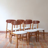 Six chaises scandinaves en hêtre et dossier teck, fabrication danoise des années 60, retapissées en bouclette écrue.