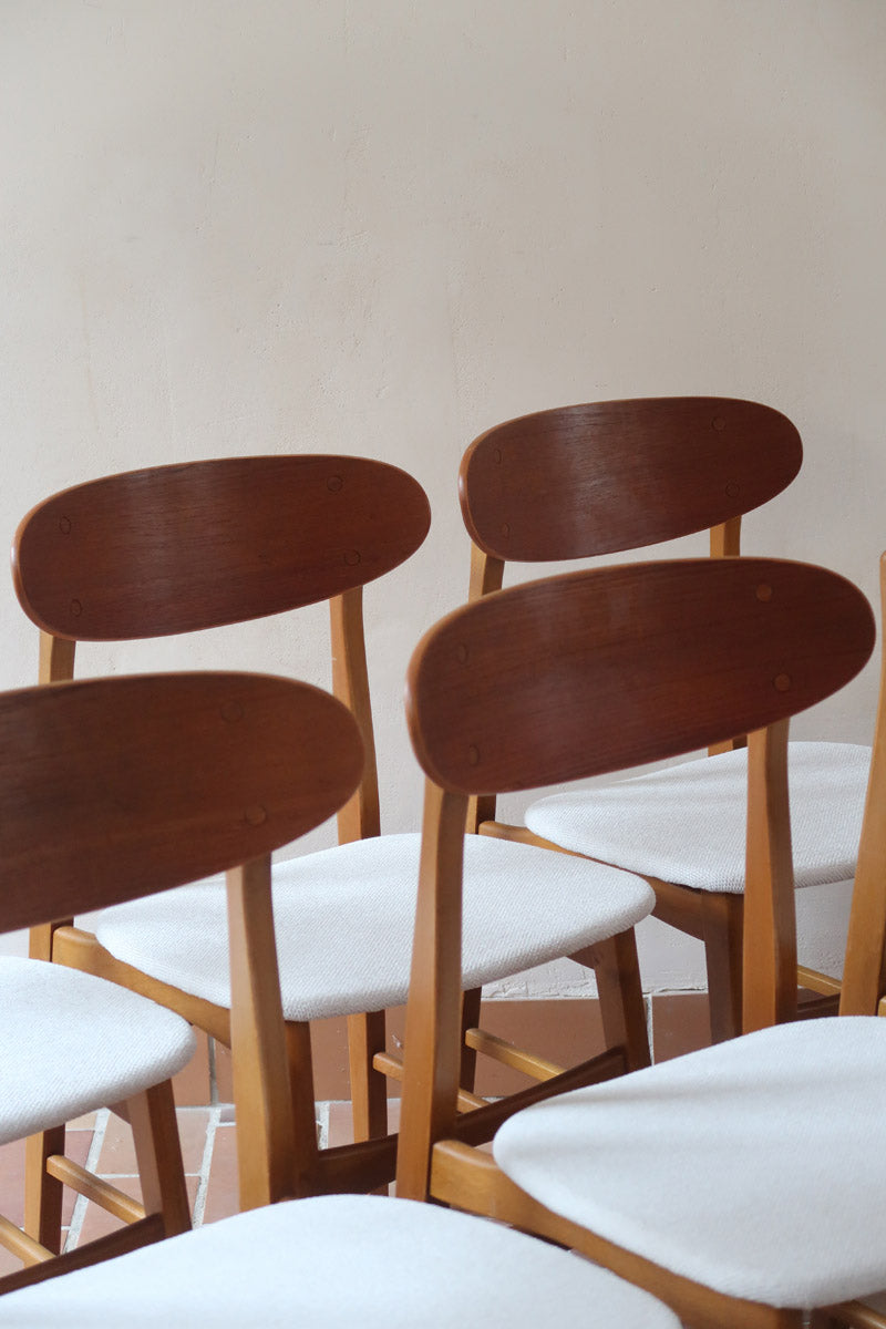 Six chaises scandinaves en hêtre et dossier teck, fabrication danoise des années 60, retapissées en bouclette écrue.