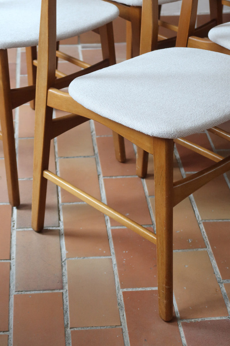 Six chaises scandinaves en hêtre et dossier teck, fabrication danoise des années 60, retapissées en bouclette écrue.