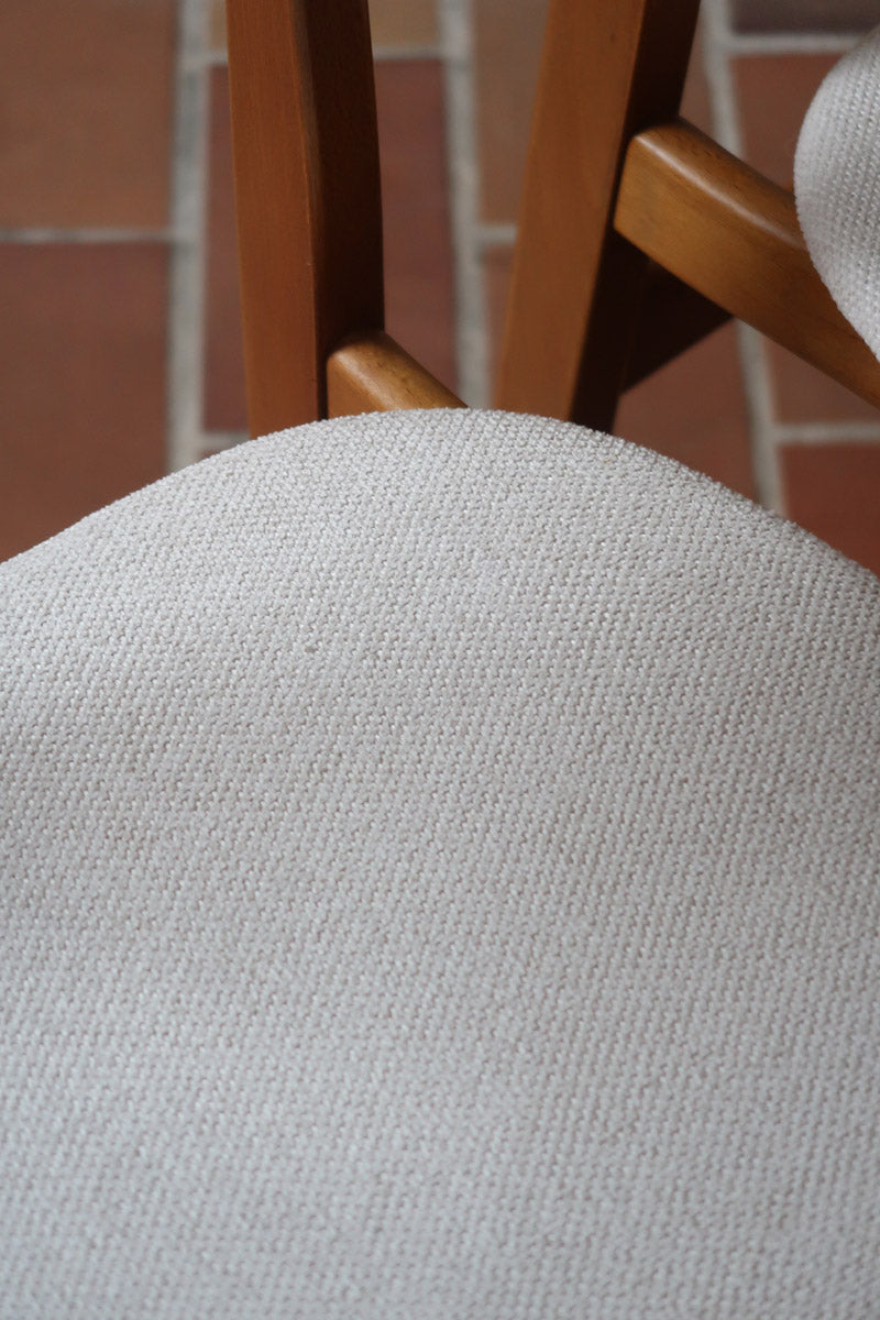 Six chaises scandinaves en hêtre et dossier teck, fabrication danoise des années 60, retapissées en bouclette écrue.