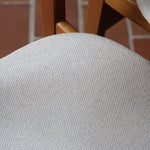 Six chaises scandinaves en hêtre et dossier teck, fabrication danoise des années 60, retapissées en bouclette écrue.