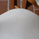 Six chaises scandinaves en hêtre et dossier teck, fabrication danoise des années 60, retapissées en bouclette écrue.