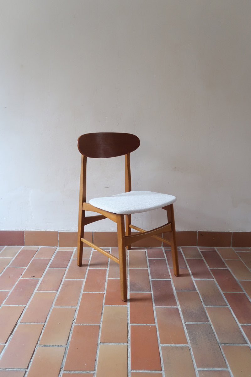 Six chaises scandinaves en hêtre et dossier teck, fabrication danoise des années 60, retapissées en bouclette écrue.