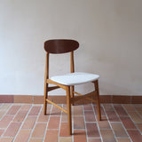 Six chaises scandinaves en hêtre et dossier teck, fabrication danoise des années 60, retapissées en bouclette écrue.