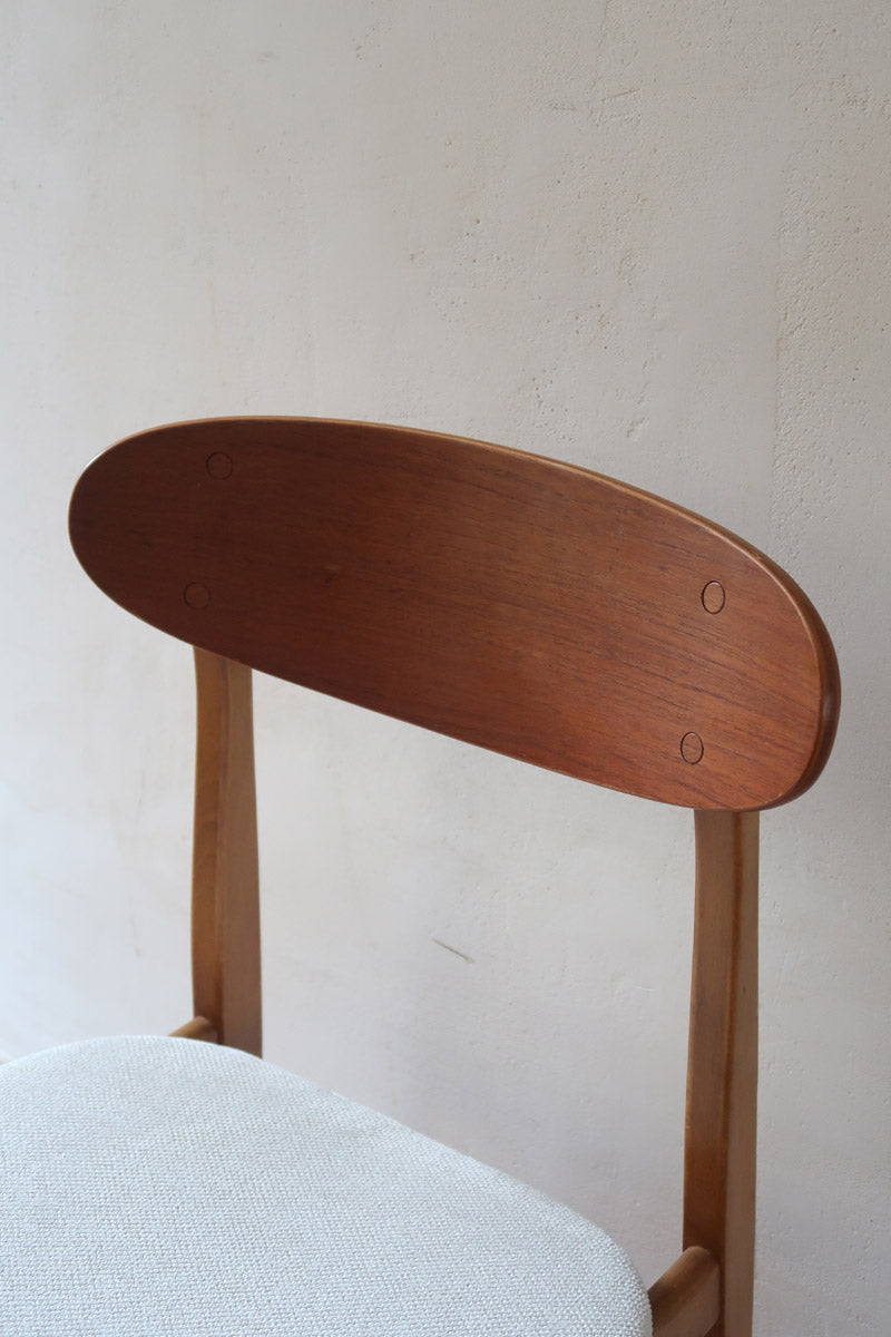 Six chaises scandinaves en hêtre et dossier teck, fabrication danoise des années 60, retapissées en bouclette écrue.