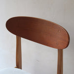 Six chaises scandinaves en hêtre et dossier teck, fabrication danoise des années 60, retapissées en bouclette écrue.