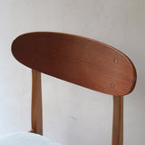 Six chaises scandinaves en hêtre et dossier teck, fabrication danoise des années 60, retapissées en bouclette écrue.