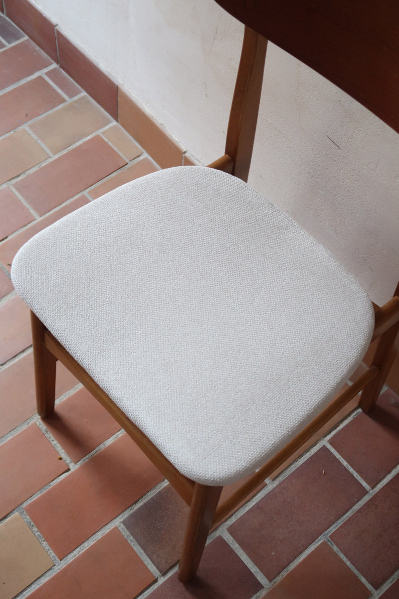 Six chaises scandinaves en hêtre et dossier teck, fabrication danoise des années 60, retapissées en bouclette écrue.