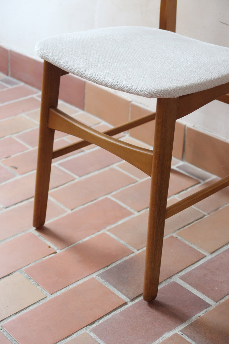 Six chaises scandinaves en hêtre et dossier teck, fabrication danoise des années 60, retapissées en bouclette écrue.