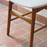 Six chaises scandinaves en hêtre et dossier teck, fabrication danoise des années 60, retapissées en bouclette écrue.