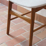 Six chaises scandinaves en hêtre et dossier teck, fabrication danoise des années 60, retapissées en bouclette écrue.