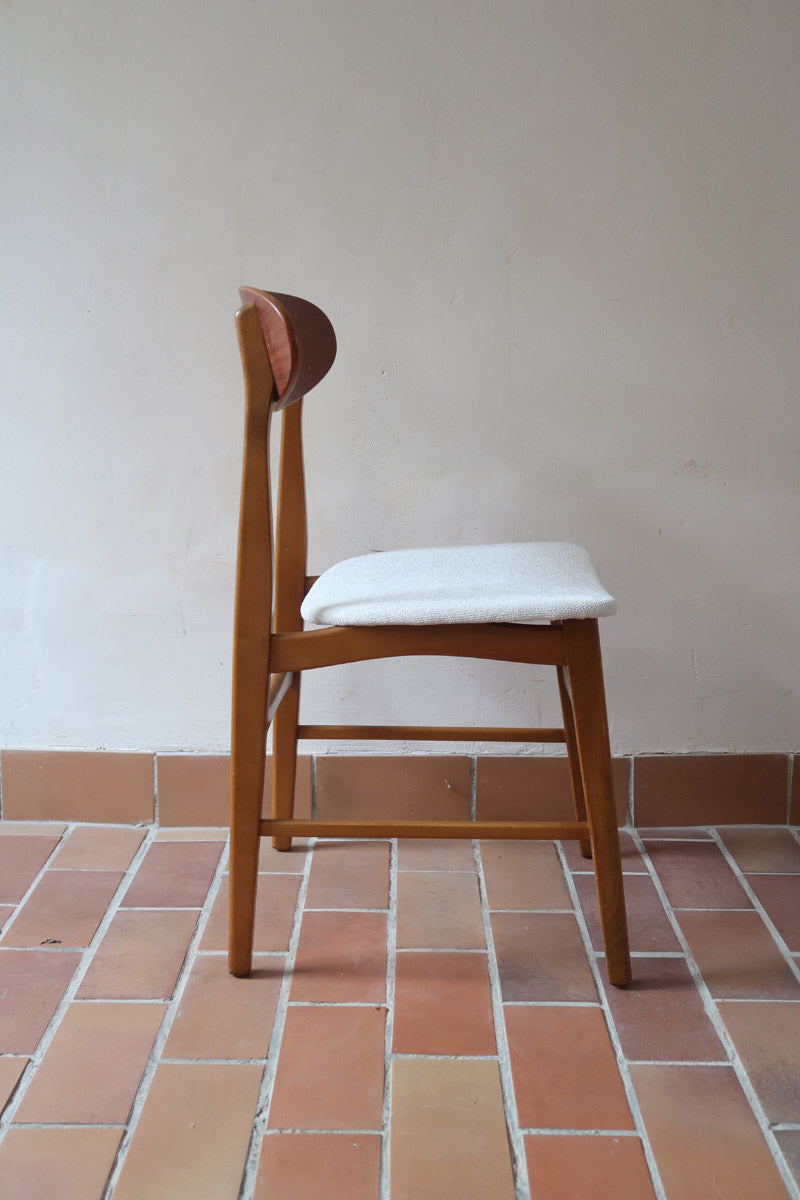 Six chaises scandinaves en hêtre et dossier teck, fabrication danoise des années 60, retapissées en bouclette écrue.