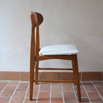 Six chaises scandinaves en hêtre et dossier teck, fabrication danoise des années 60, retapissées en bouclette écrue.