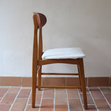 Six chaises scandinaves en hêtre et dossier teck, fabrication danoise des années 60, retapissées en bouclette écrue.