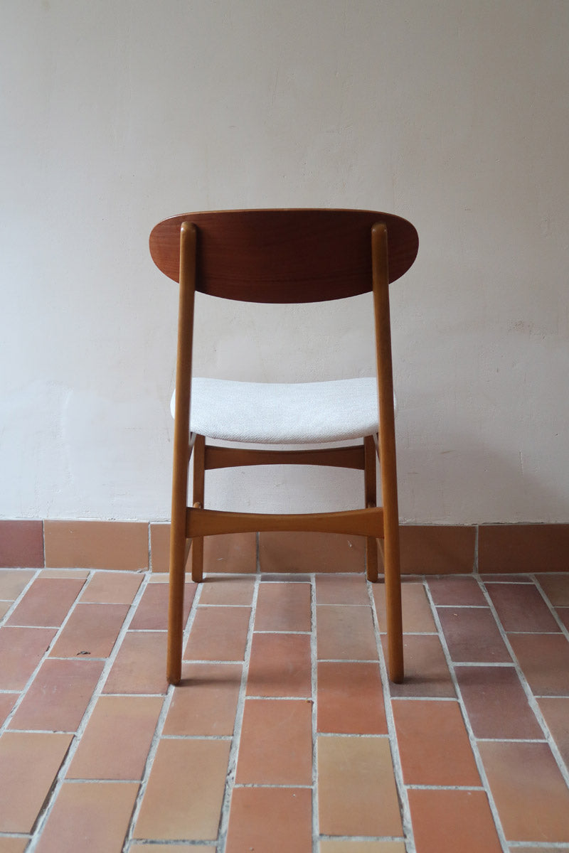 Six chaises scandinaves en hêtre et dossier teck, fabrication danoise des années 60, retapissées en bouclette écrue.