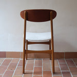 Six chaises scandinaves en hêtre et dossier teck, fabrication danoise des années 60, retapissées en bouclette écrue.