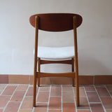 Six chaises scandinaves en hêtre et dossier teck, fabrication danoise des années 60, retapissées en bouclette écrue.