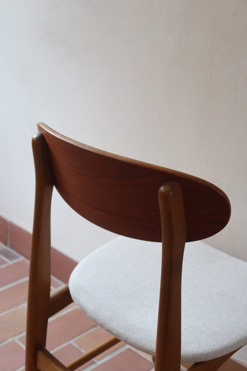 Six chaises scandinaves en hêtre et dossier teck, fabrication danoise des années 60, retapissées en bouclette écrue.