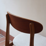 Six chaises scandinaves en hêtre et dossier teck, fabrication danoise des années 60, retapissées en bouclette écrue.