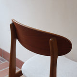 Six chaises scandinaves en hêtre et dossier teck, fabrication danoise des années 60, retapissées en bouclette écrue.