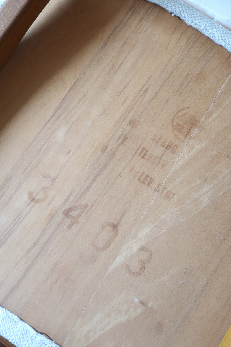 Six chaises scandinaves en hêtre et dossier teck, fabrication danoise des années 60, retapissées en bouclette écrue.