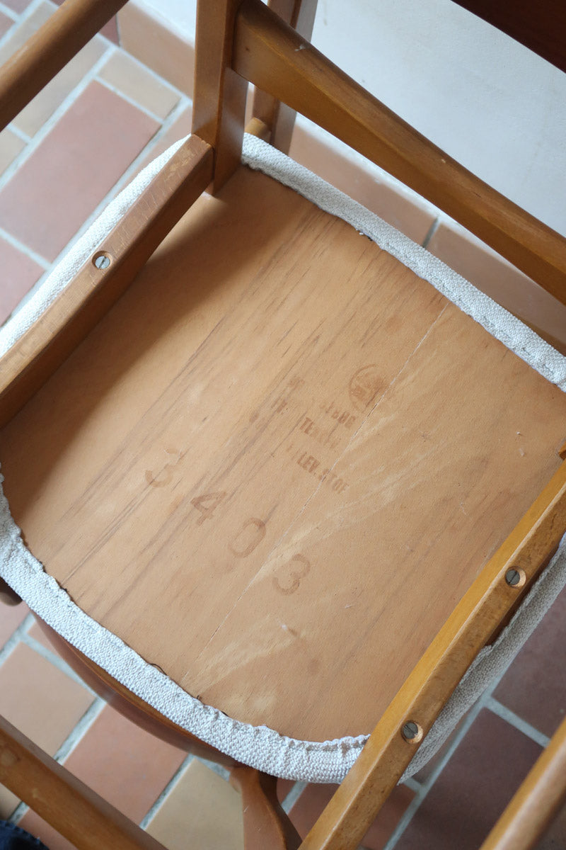 Six chaises scandinaves en hêtre et dossier teck, fabrication danoise des années 60, retapissées en bouclette écrue.