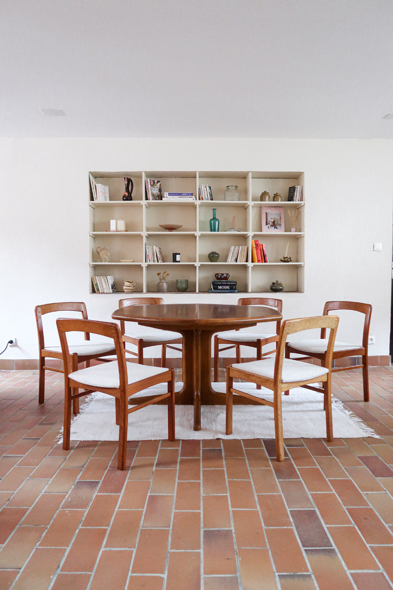 Six chaises danoises en bois massif des années 60 avec assises crème, ensemble scandinave vintage
