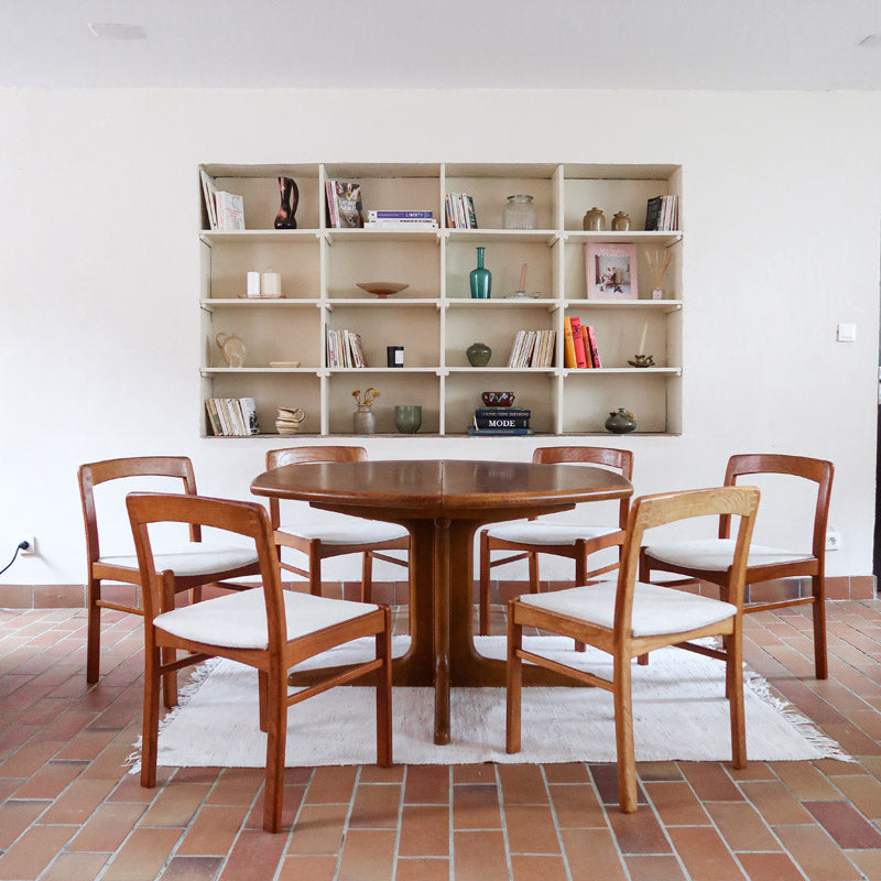 Six chaises danoises en bois massif des années 60 avec assises crème, ensemble scandinave vintage