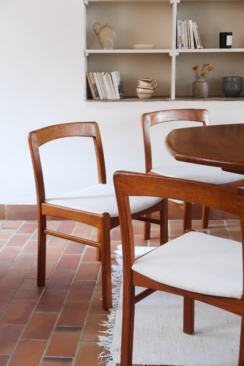 Six chaises danoises en bois massif des années 60 avec assises crème, ensemble scandinave vintage