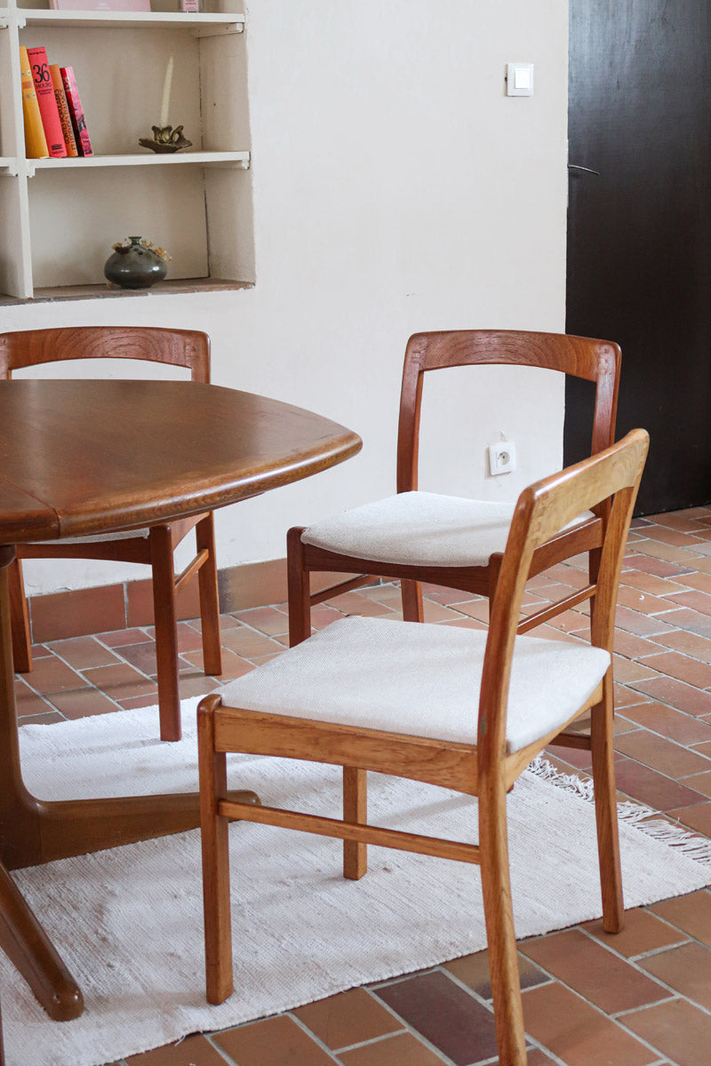 Six chaises danoises en bois massif des années 60 avec assises crème, ensemble scandinave vintage