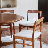 Six chaises danoises en bois massif des années 60 avec assises crème, ensemble scandinave vintage