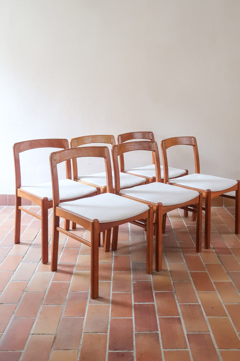 Six chaises danoises en bois massif des années 60 avec assises crème, ensemble scandinave vintage