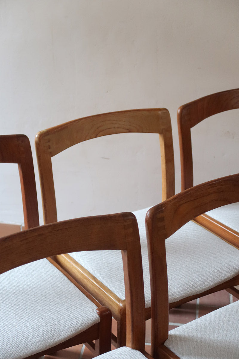 Six chaises danoises en bois massif des années 60 avec assises crème, ensemble scandinave vintage