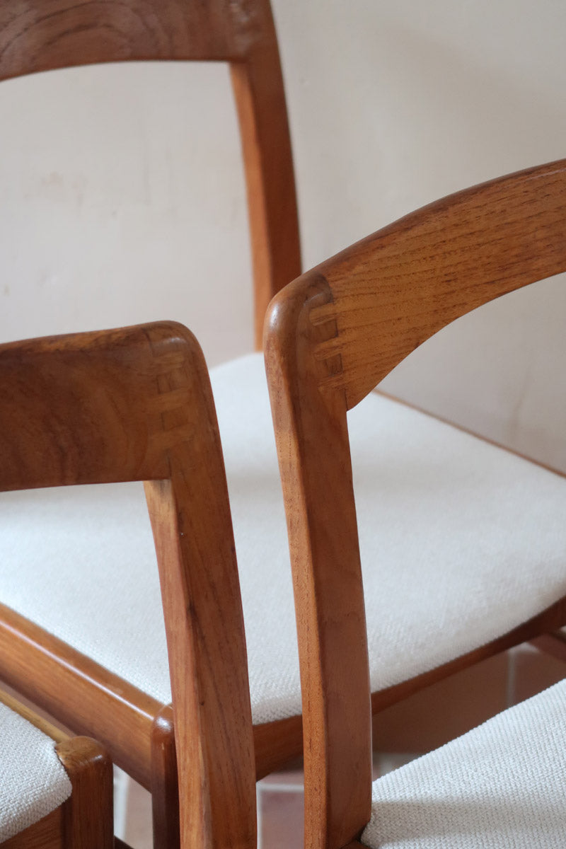 Six chaises danoises en bois massif des années 60 avec assises crème, ensemble scandinave vintage