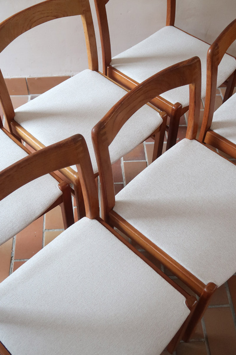 Six chaises danoises en bois massif des années 60 avec assises crème, ensemble scandinave vintage