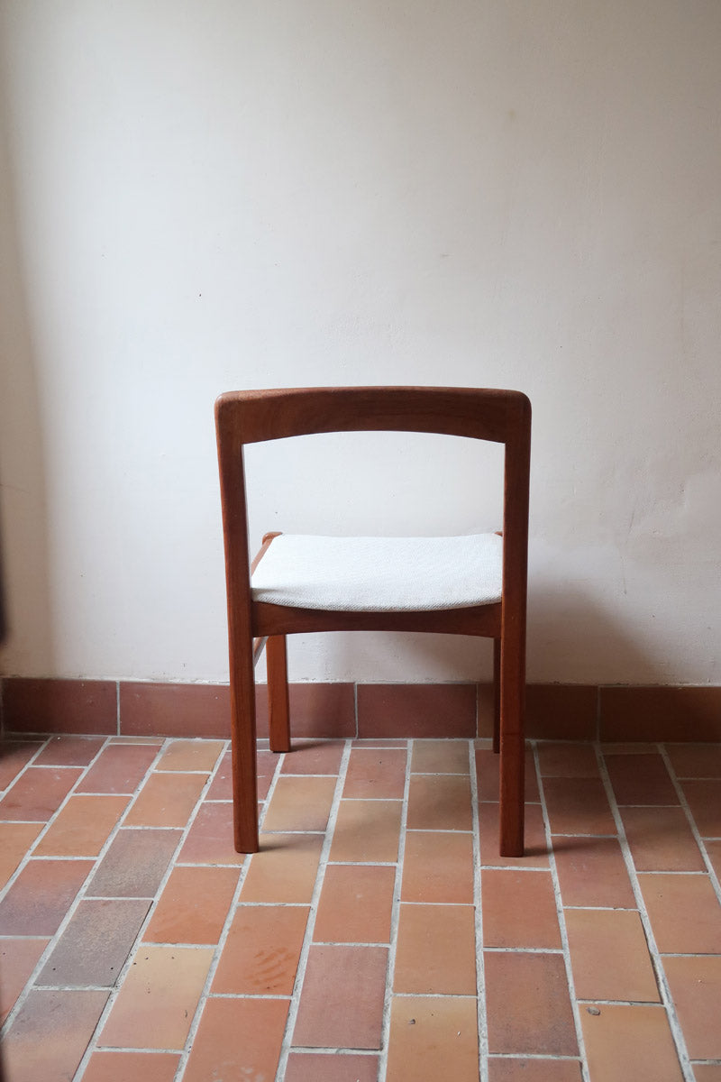 Six chaises danoises en bois massif des années 60 avec assises crème, ensemble scandinave vintage
