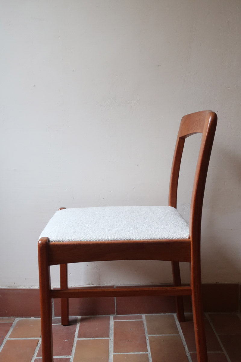 Six chaises danoises en bois massif des années 60 avec assises crème, ensemble scandinave vintage