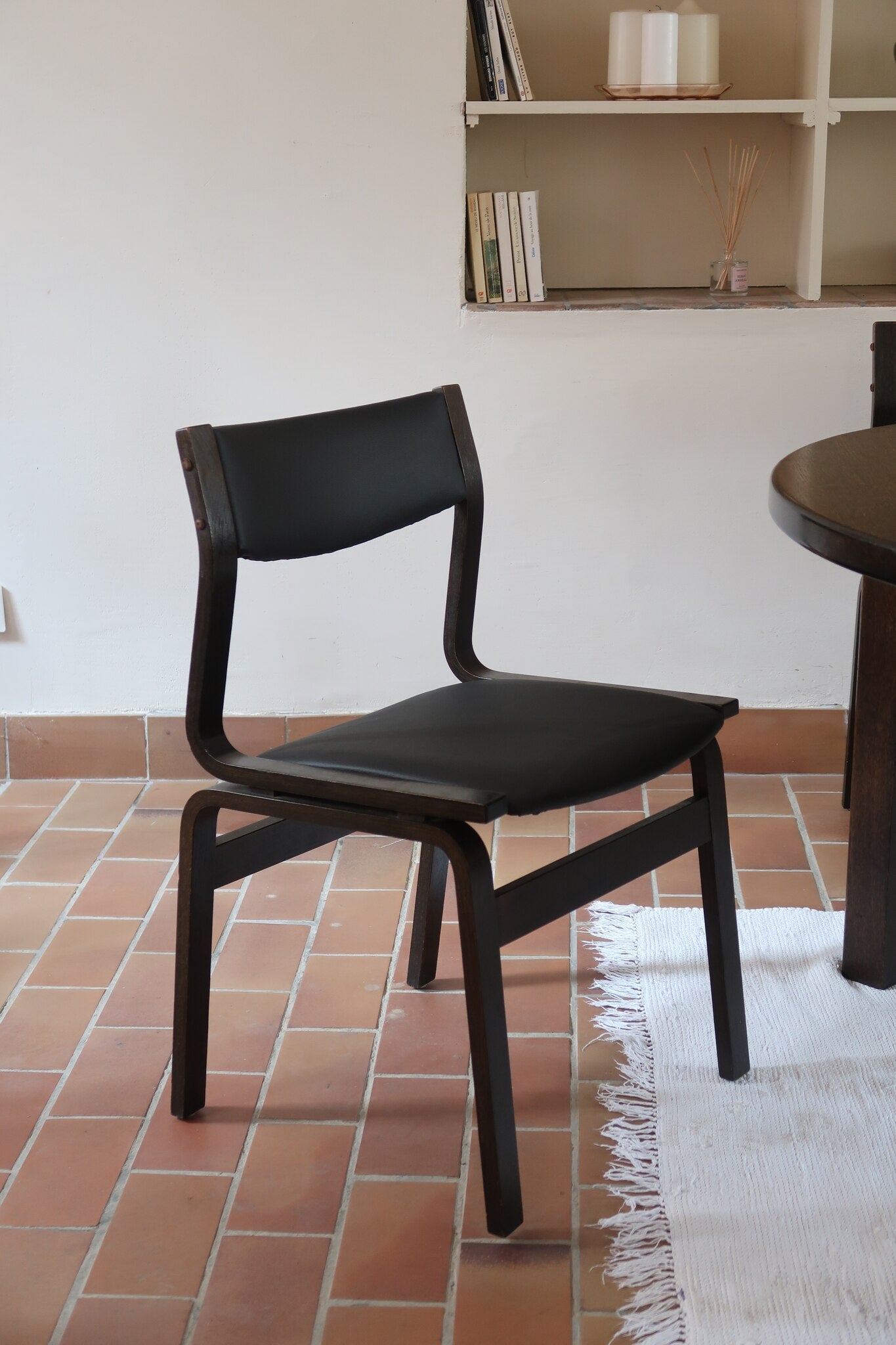Suite de 6 chaises danoises vintage années 60, bois teinté brun, pieds arrière cintrés filant jusqu'au dossier bandeau, assises et dossiers retapissés en skaï noir
