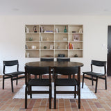 Suite de 6 chaises danoises vintage années 60, bois teinté brun, pieds arrière cintrés filant jusqu'au dossier bandeau, assises et dossiers retapissés en skaï noir