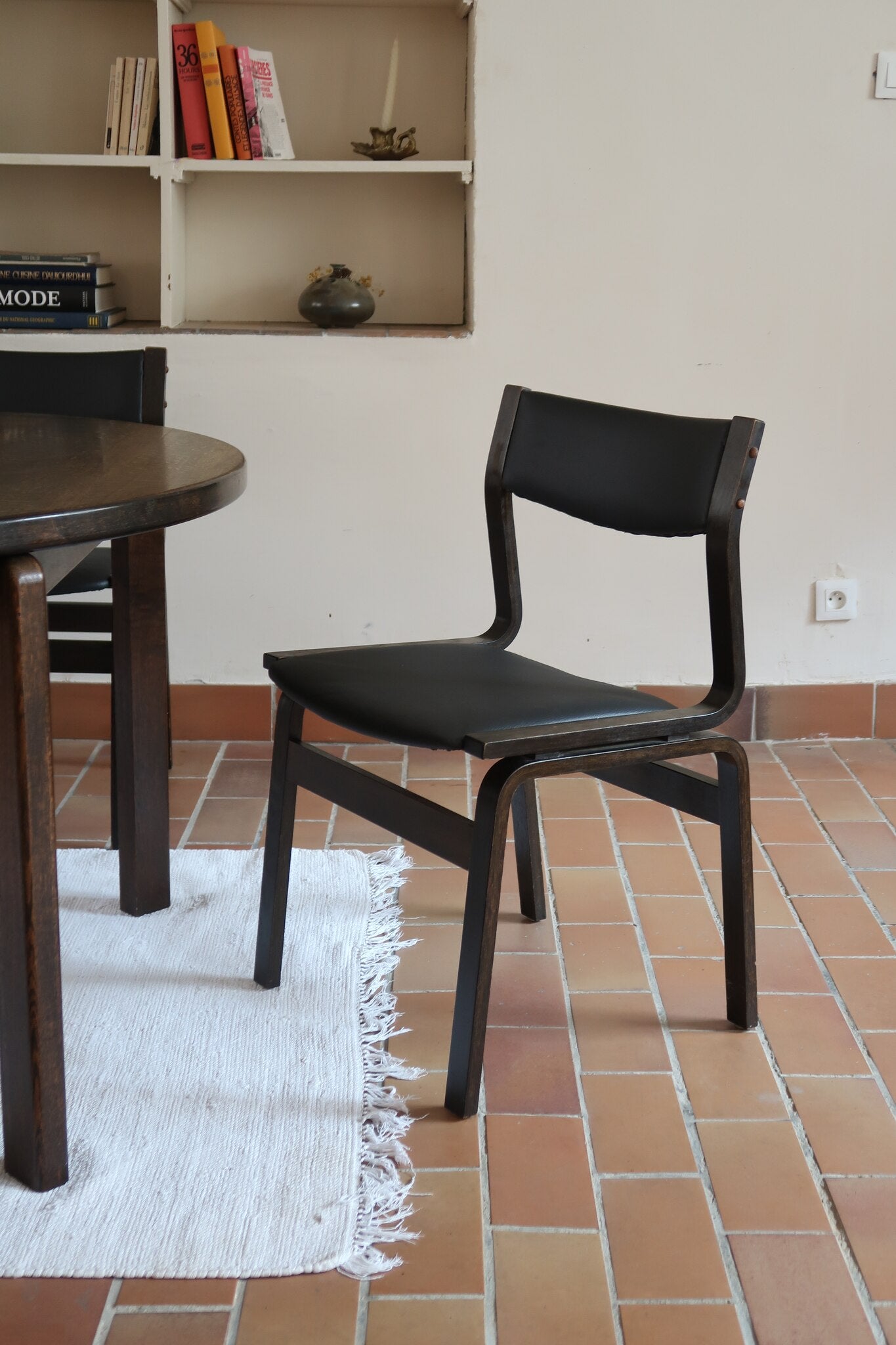 Suite de 6 chaises danoises vintage années 60, bois teinté brun, pieds arrière cintrés filant jusqu'au dossier bandeau, assises et dossiers retapissés en skaï noir