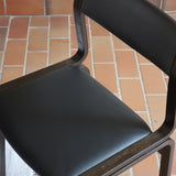 Suite de 6 chaises danoises vintage années 60, bois teinté brun, pieds arrière cintrés filant jusqu'au dossier bandeau, assises et dossiers retapissés en skaï noir