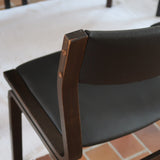 Suite de 6 chaises danoises vintage années 60, bois teinté brun, pieds arrière cintrés filant jusqu'au dossier bandeau, assises et dossiers retapissés en skaï noir