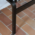 Suite de 6 chaises danoises vintage années 60, bois teinté brun, pieds arrière cintrés filant jusqu'au dossier bandeau, assises et dossiers retapissés en skaï noir