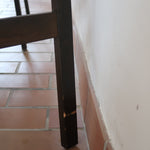 Suite de 6 chaises danoises vintage années 60, bois teinté brun, pieds arrière cintrés filant jusqu'au dossier bandeau, assises et dossiers retapissés en skaï noir