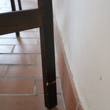 Suite de 6 chaises danoises vintage années 60, bois teinté brun, pieds arrière cintrés filant jusqu'au dossier bandeau, assises et dossiers retapissés en skaï noir