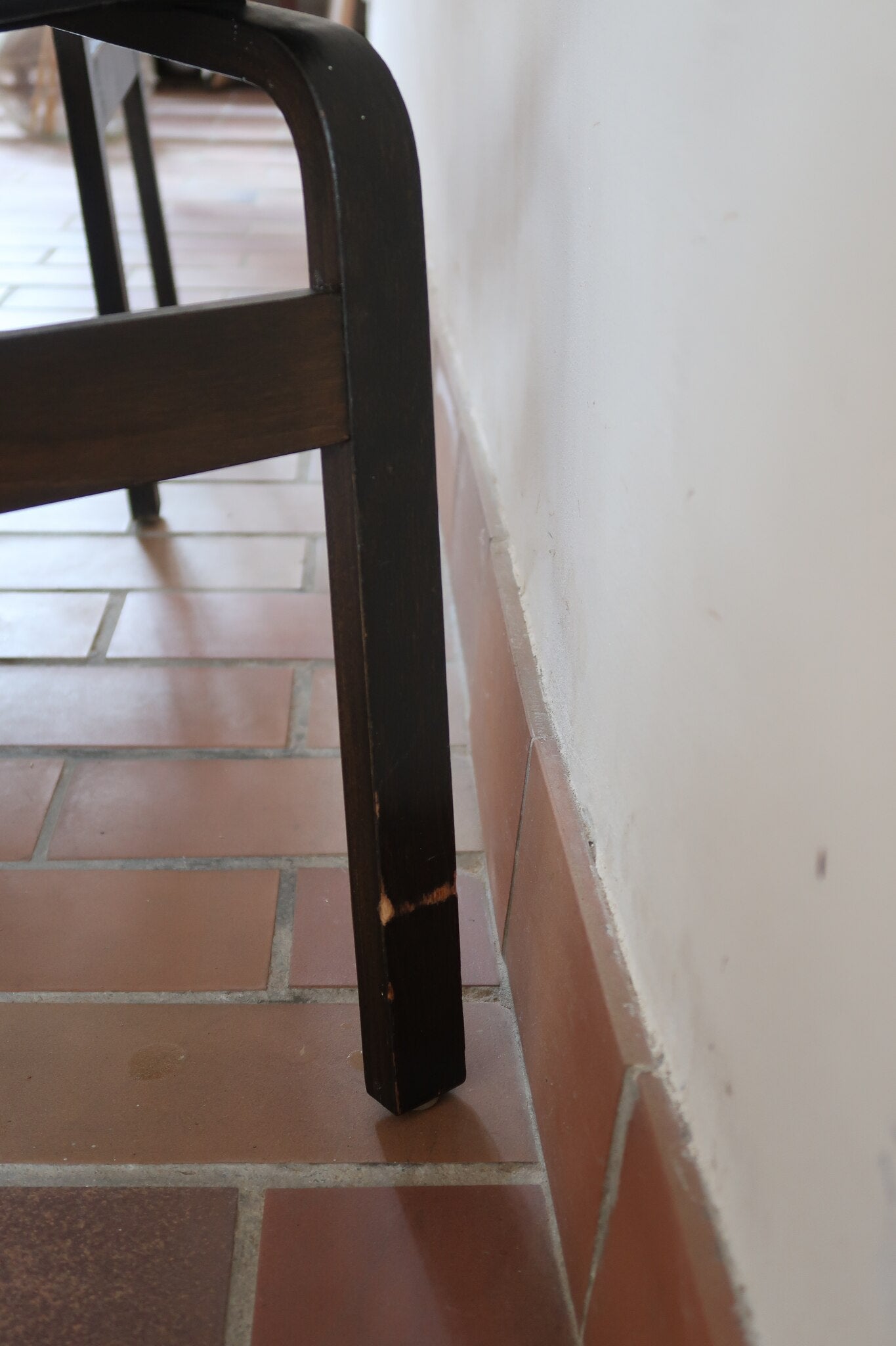 Suite de 6 chaises danoises vintage années 60, bois teinté brun, pieds arrière cintrés filant jusqu'au dossier bandeau, assises et dossiers retapissés en skaï noir