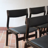 Suite de 6 chaises danoises vintage années 60, bois teinté brun, pieds arrière cintrés filant jusqu'au dossier bandeau, assises et dossiers retapissés en skaï noir