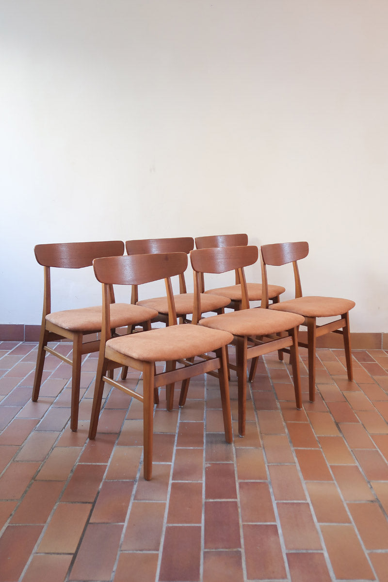 Six chaises Farstrup en teck des années 60 avec assises retapissées ton chaud et dossier galbé scandinave.