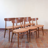 Six chaises Farstrup en teck des années 60 avec assises retapissées ton chaud et dossier galbé scandinave.